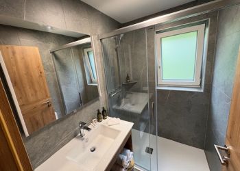 appartement jerzens für 10 bis 13 personen badezimmer